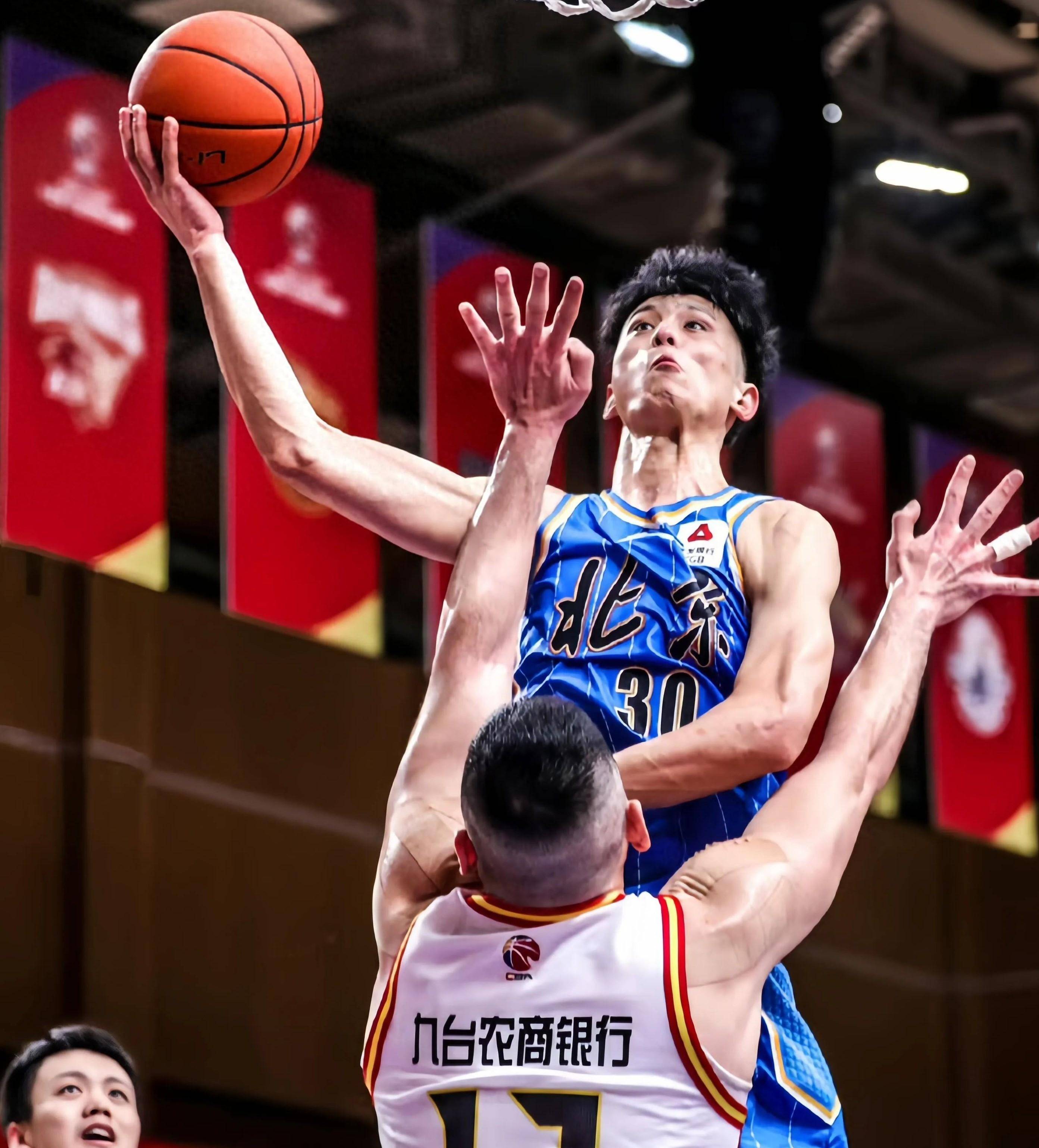 菲尼克斯太阳迎CBA季后赛关键赛，窗口期战术微调，底气十足，年轻球员得到机会的简单介绍